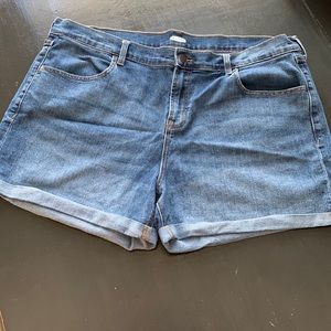 Women’s rolled cuff Jean shorts